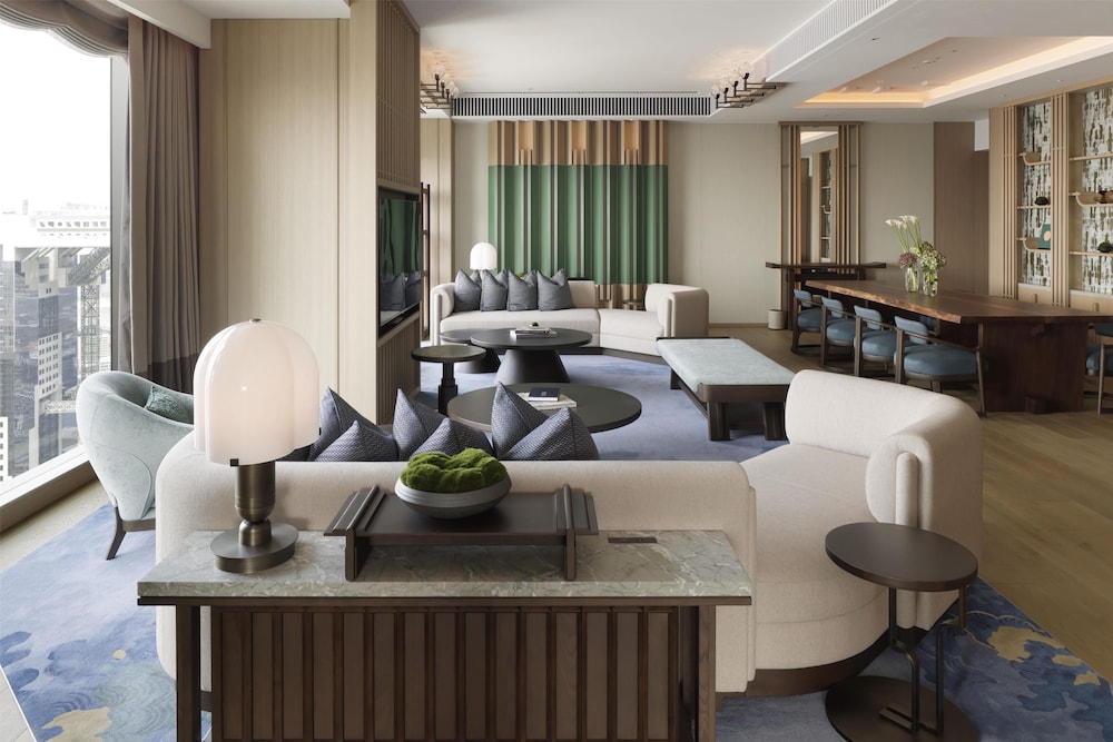 プレジデンシャル スイート キングベッド 1 台 リビング エリア1 | ウォルドーフ・アストリア 大阪