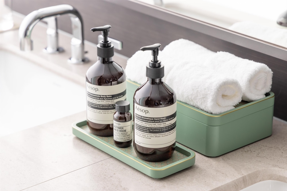 スタンダード ルーム キングベッド 1 台 バスルーム2 | ウォルドーフ・アストリア 大阪