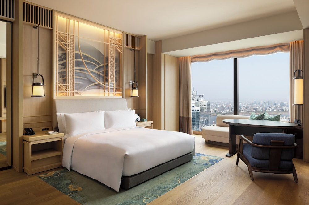 プレミアム ルーム キングベッド 1 台 部屋からの景観1 | ウォルドーフ・アストリア 大阪