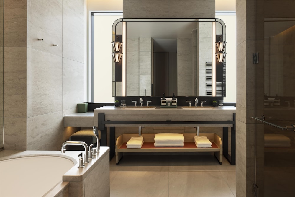 スイート バスルーム1 | ウォルドーフ・アストリア 大阪