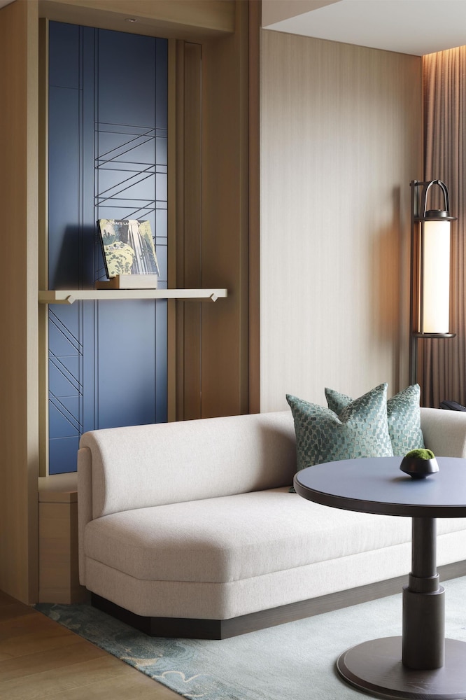 デラックス ルーム キングベッド 1 台 リビング エリア0 | ウォルドーフ・アストリア 大阪