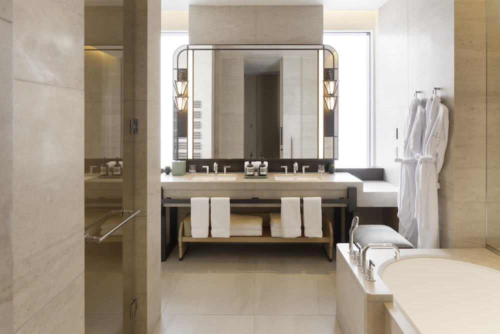 スイート バスルームのシャワー0 | ウォルドーフ・アストリア 大阪