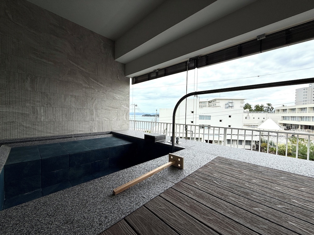 デラックス スイート バルコニー オーシャンビュー 客室7 | DOG HOTEL SHIRAHAMA