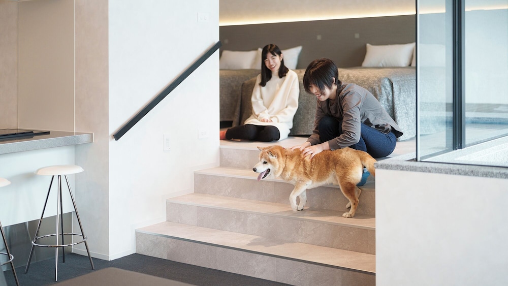 ラグジュアリー スイート バルコニー ガーデンビュー 客室9 | DOG HOTEL SHIRAHAMA