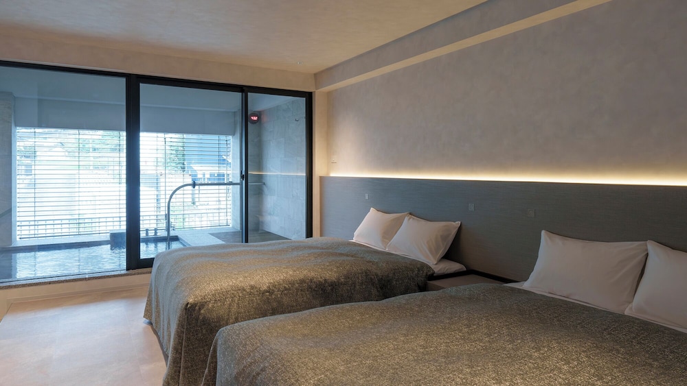 ラグジュアリー スイート バルコニー ガーデンビュー 客室19 | DOG HOTEL SHIRAHAMA