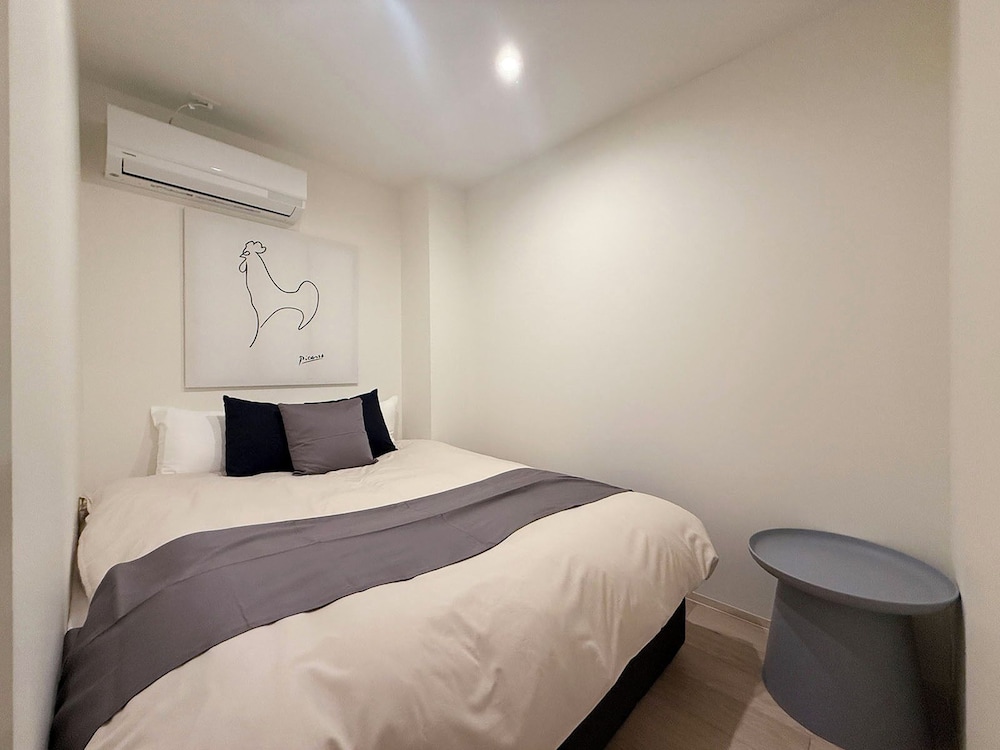 スーペリア アパートメント 客室1 | 名王ビル 401