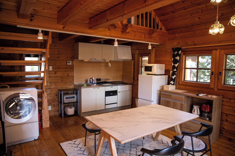 ベーシック コテージ マウンテンビュー 客室内のダイニングエリア0 | Three Peaks Log