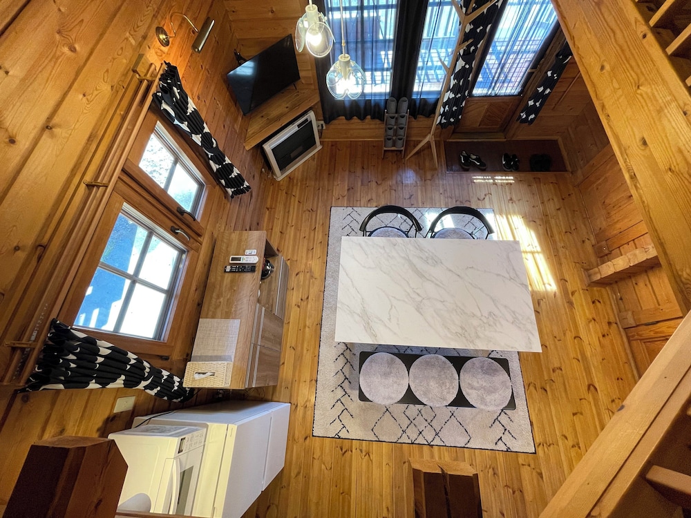 ベーシック コテージ マウンテンビュー リビング エリア0 | Three Peaks Log