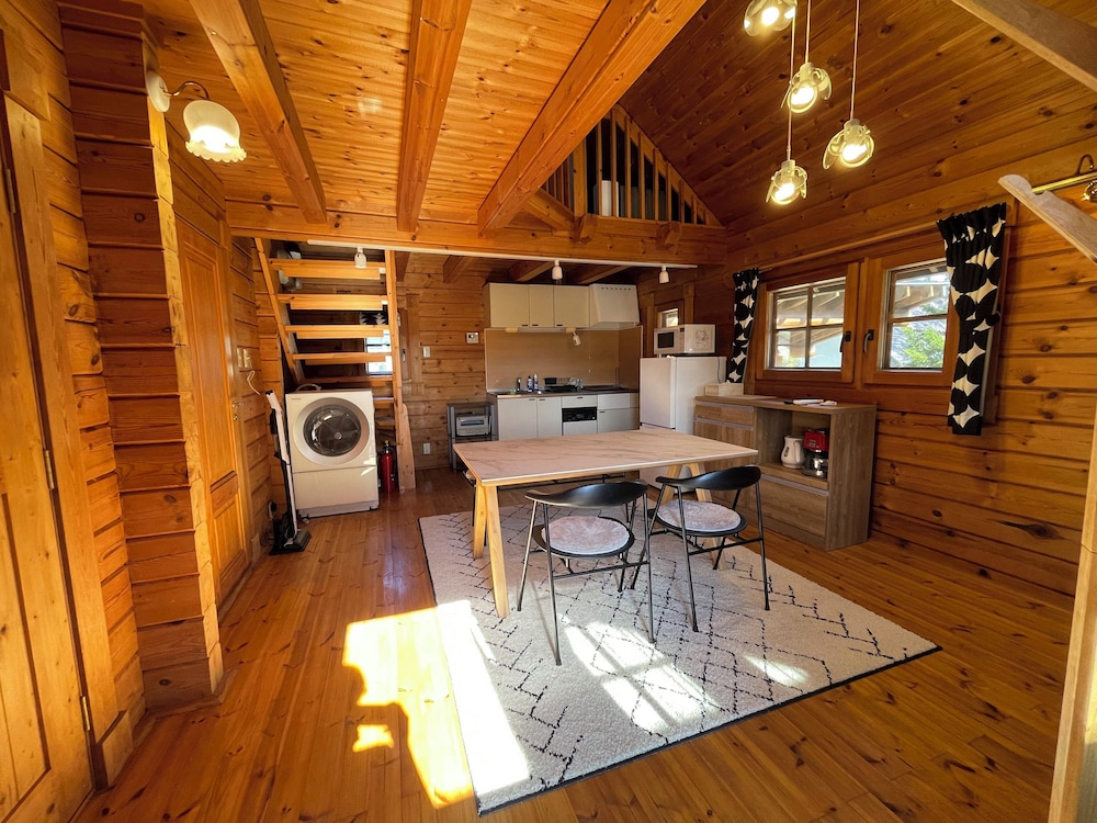 ベーシック コテージ マウンテンビュー リビング エリア1 | Three Peaks Log