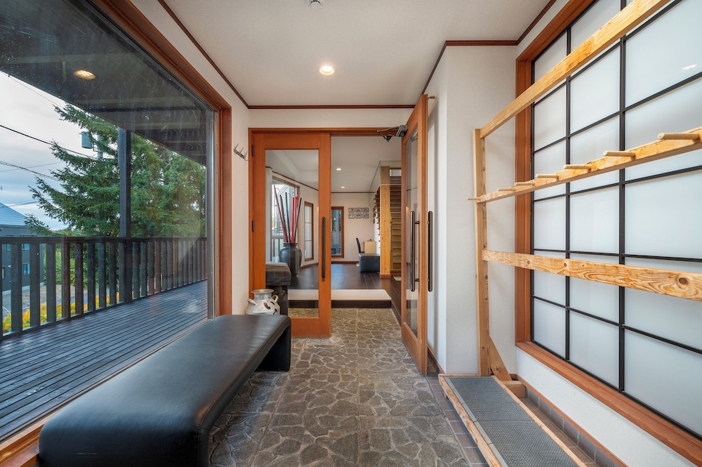 内部エントランス1 | Furano Lodge 10 by H2 Life 内部エントランス1 | Furano Lodge 10 by H2 Life