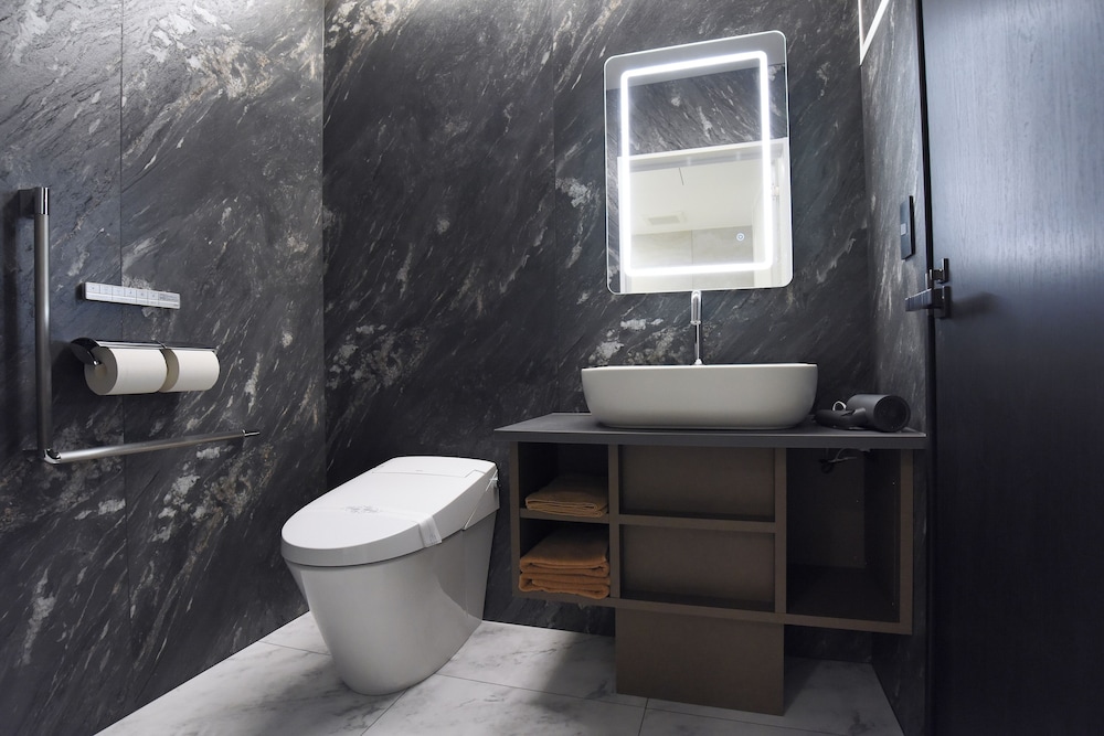 ダブルルーム クイーンベッド 1 台 禁煙 電子レンジ バスルーム0 | 祇園四条ホテル