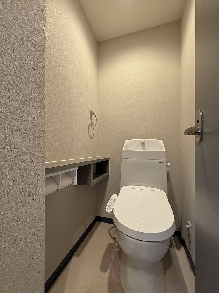 コンフォート スタジオ ダブルベッド 2 台 禁煙 簡易キッチン バスルーム4 | クリオ的場 by b-hotel