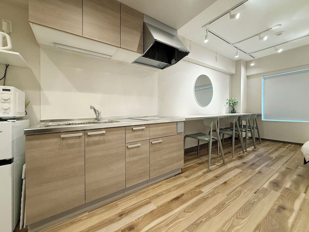 コンフォート スタジオ ダブルベッド 2 台 禁煙 簡易キッチン 客室2 | クリオ的場 by b-hotel