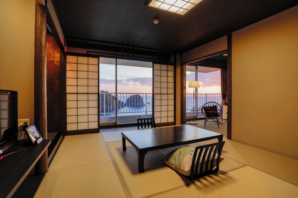 エグゼクティブ 4 人部屋 禁煙 オーシャンビュー 客室1 | 至善天遊