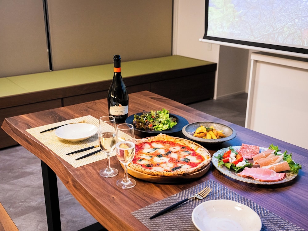 プレミアムバンク (プロジェクター付) 禁煙 客室内のダイニングエリア1 | HOTEL ALL IN TOKYO ASAKUSABASHI