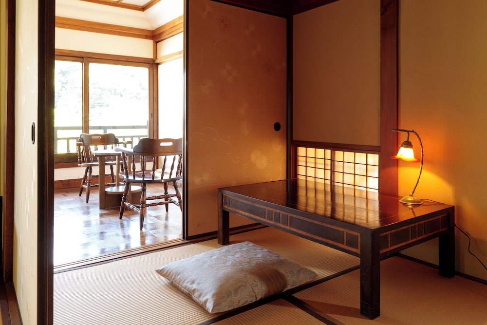 クラシック 4 人部屋 禁煙 客室2 | 源泉かけ流し湯宿「長生庵」