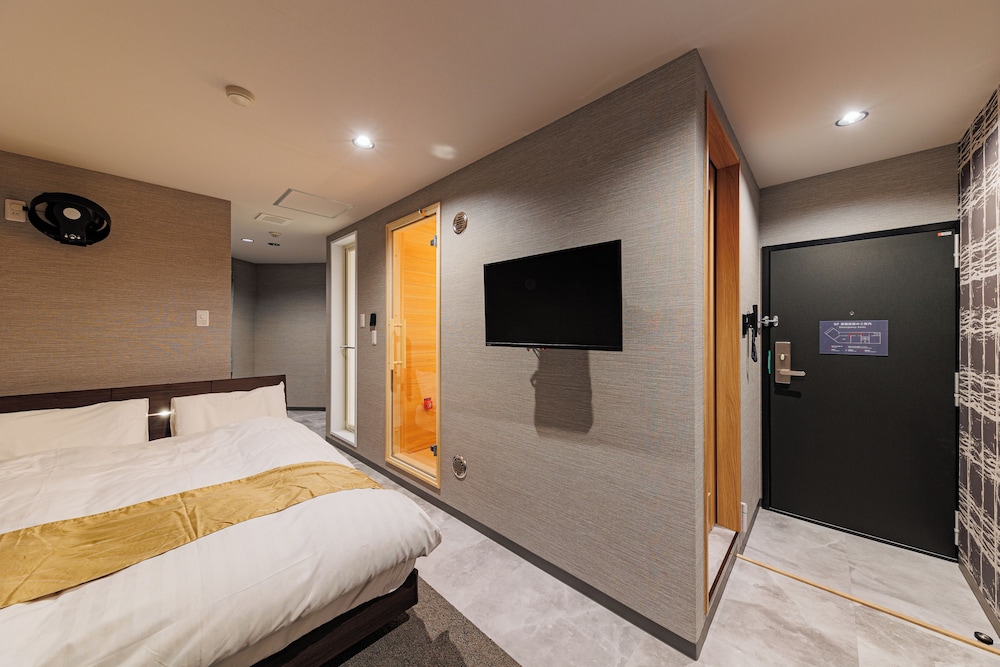 ダブルルーム ダブルベッド 1 台 禁煙 サウナ | サウナホテル岐阜