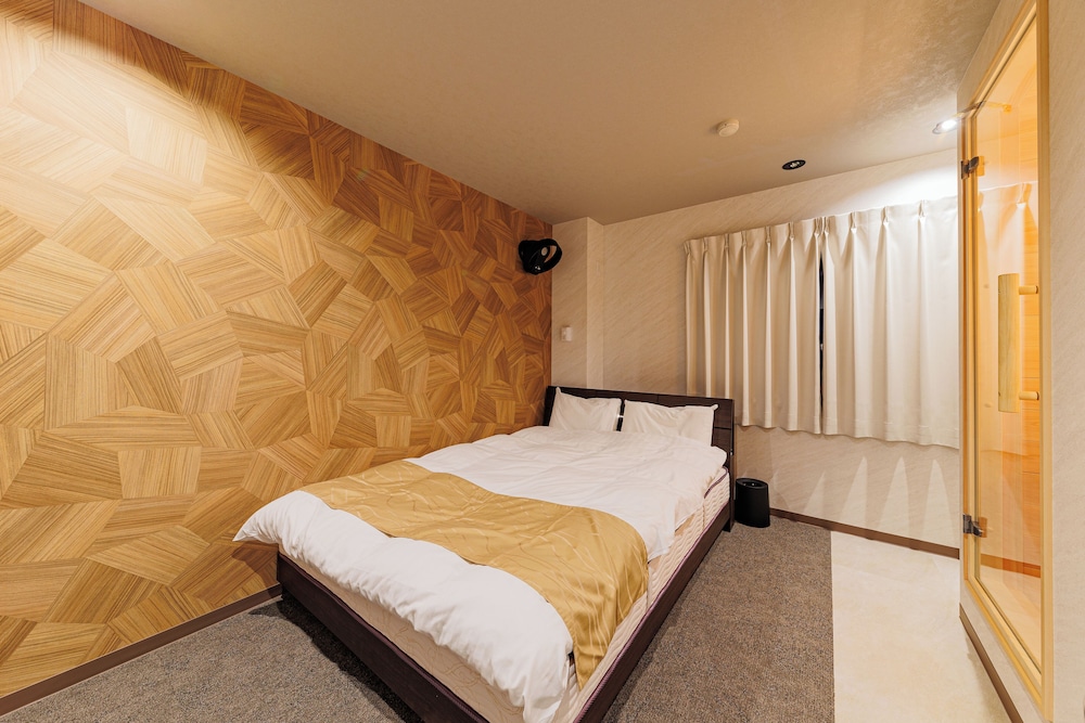 ダブルルーム クイーンベッド 1 台 禁煙 サウナ 客室1 | サウナホテル岐阜