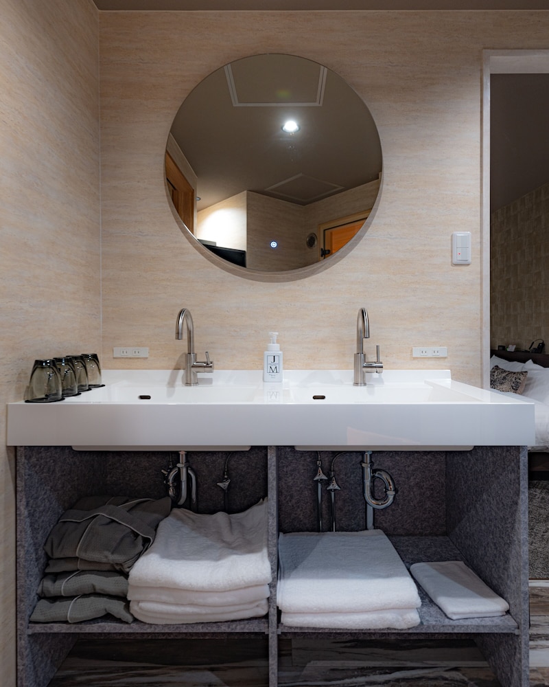 プレミアム スイート ダブルベッド 2 台 禁煙 サウナ バスルーム2 | サウナホテル岐阜