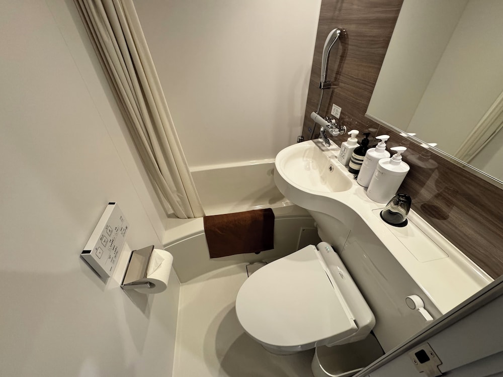 ダブルルーム クイーンベッド 1 台 禁煙 サウナ バスルーム0 | サウナホテル岐阜