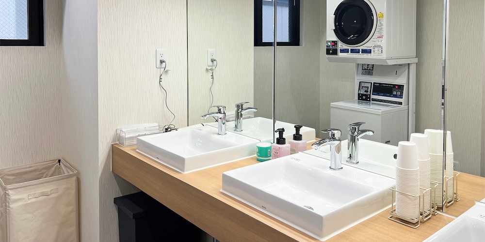 ベーシック 4 人部屋 男女共用ドミトリー バスルーム0 | HOTEL WINDS ASAKUSA Capsule Inn - ホステル