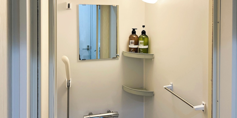 ベーシック 4 人部屋 男女共用ドミトリー バスルームのシャワー0 | HOTEL WINDS ASAKUSA Capsule Inn - ホステル