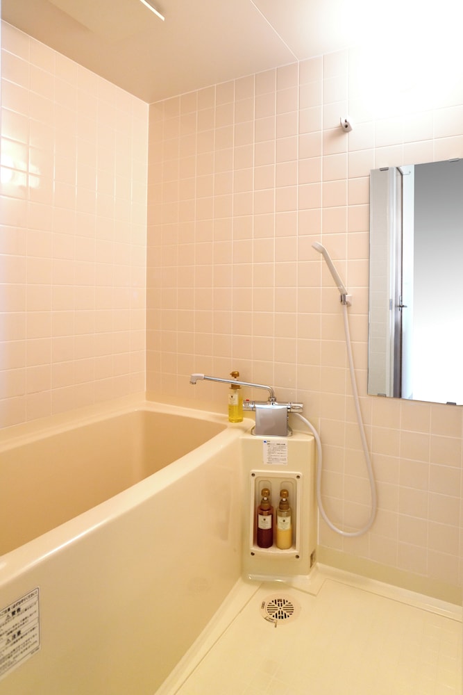 スタンダード ツインルーム 禁煙 シービュー バスルーム1 | SADO 二ツ亀ビューホテル