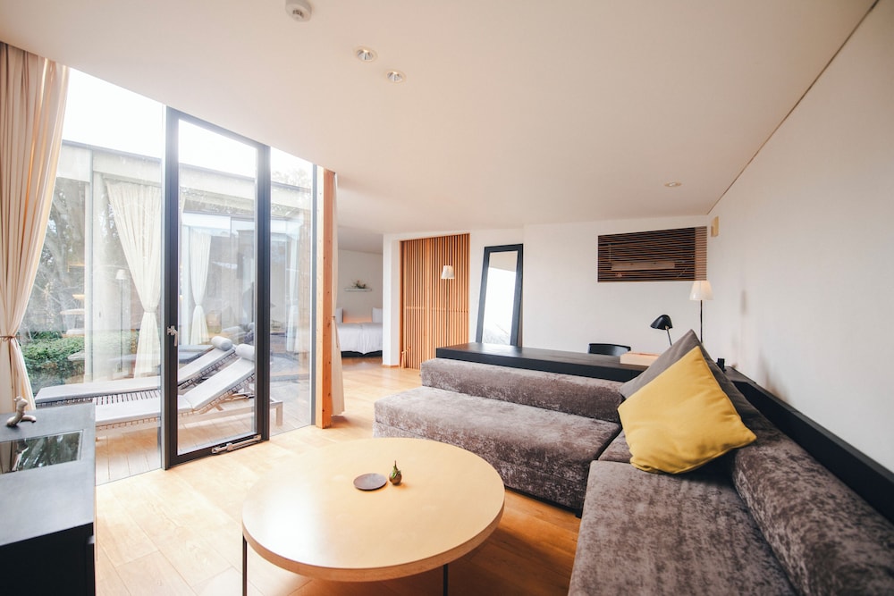 VILLA MIZUNIWA 客室9 | 時地人 - JIJIJIN Matsuyama