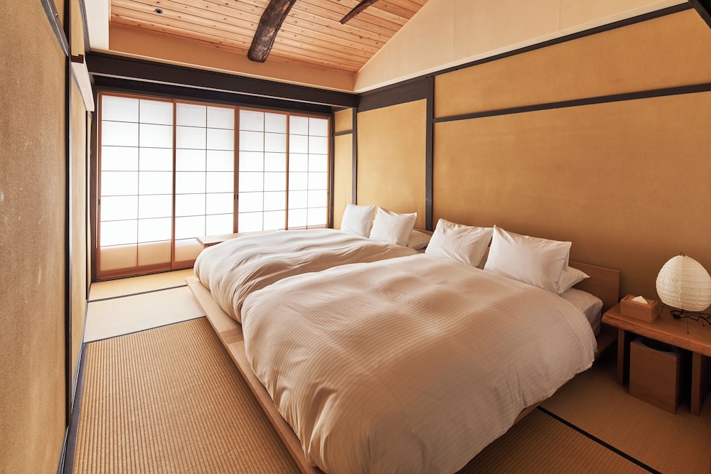 クラシック ヴィラ 2 ベッドルーム ガーデンビュー 客室1 | 宿ル KYOTO HANARE Shirotaki No Yado