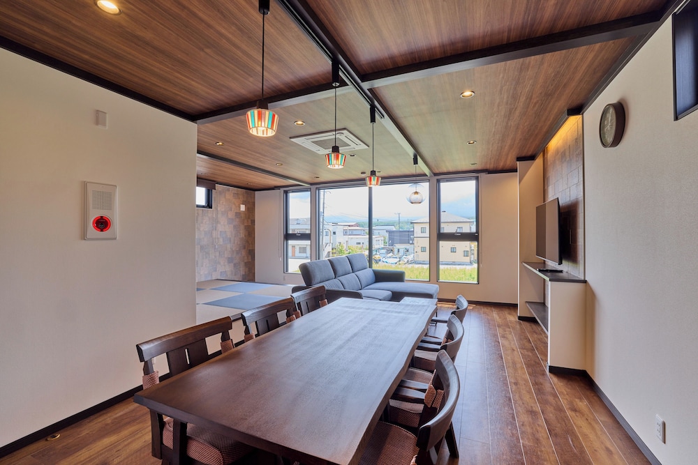 ラグジュアリー ヴィラ マウンテンビュー 客室内のダイニングエリア0 | Miire Mt.Fuji Traditional