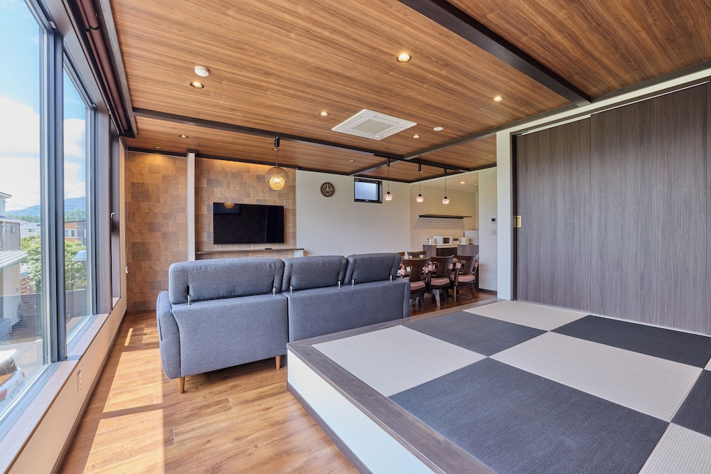 ラグジュアリー ヴィラ マウンテンビュー リビング エリア1 | Miire Mt.Fuji Traditional