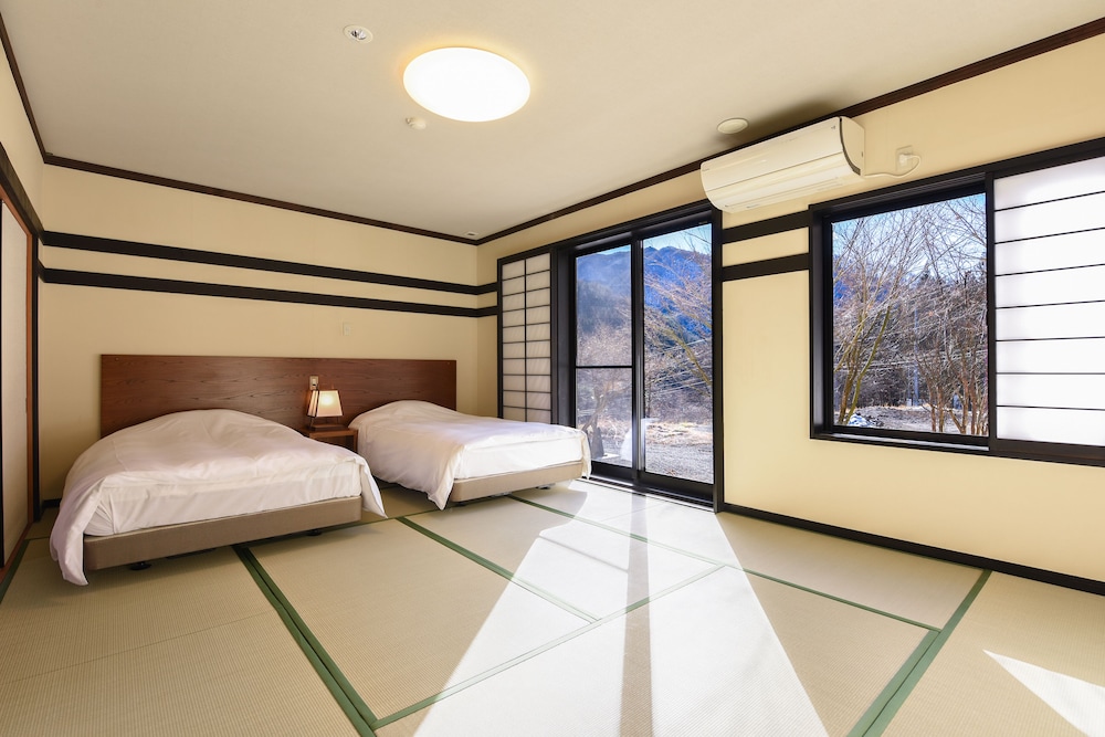 和室二間”そらの湯”半露天風呂付 客室3 | 川場温泉 清流の里 錦綉山荘