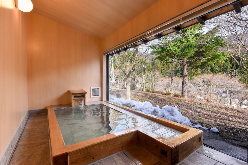 和室二間　半露天風呂付 バスルーム2 | 川場温泉 清流の里 錦綉山荘