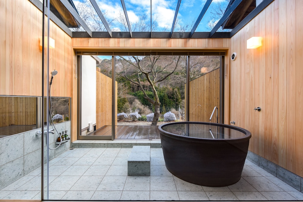 洋室ダブル”そらの湯”半露天風呂付 バスルーム2 | 川場温泉 清流の里 錦綉山荘