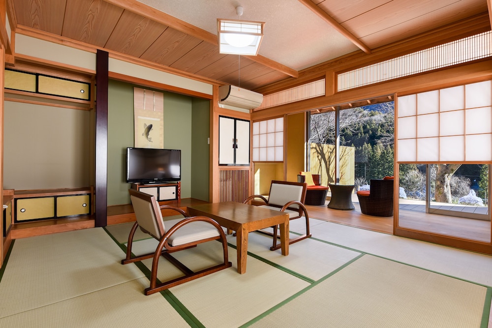 和室二間”そらの湯”半露天風呂付 客室4 | 川場温泉 清流の里 錦綉山荘