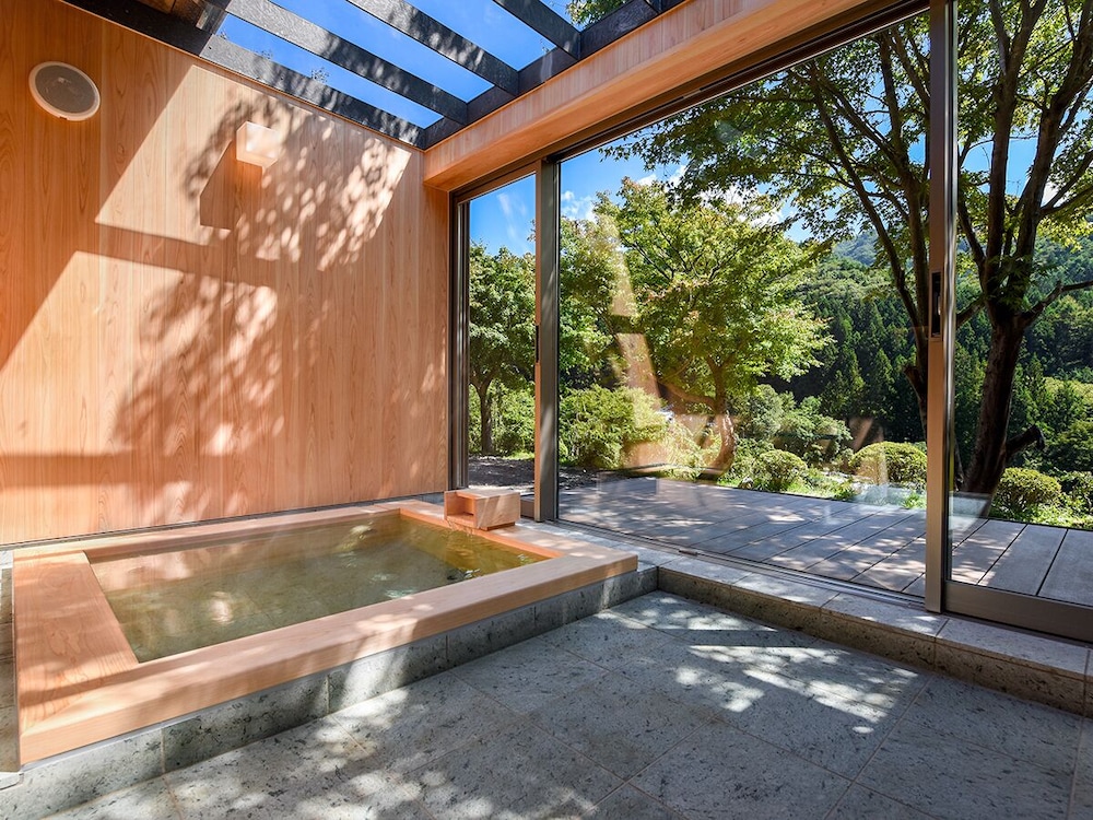 スーペリア和洋室”そらの湯”半露天風呂付 バスルーム1 | 川場温泉 清流の里 錦綉山荘