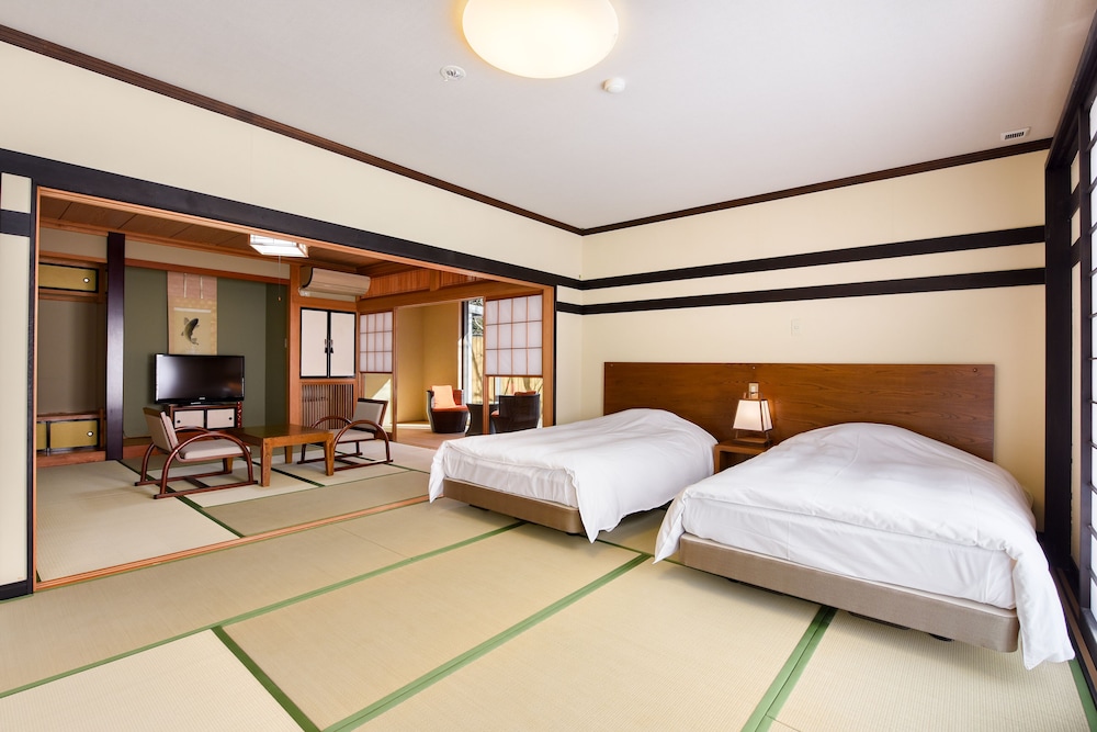 和室二間”そらの湯”半露天風呂付 客室1 | 川場温泉 清流の里 錦綉山荘