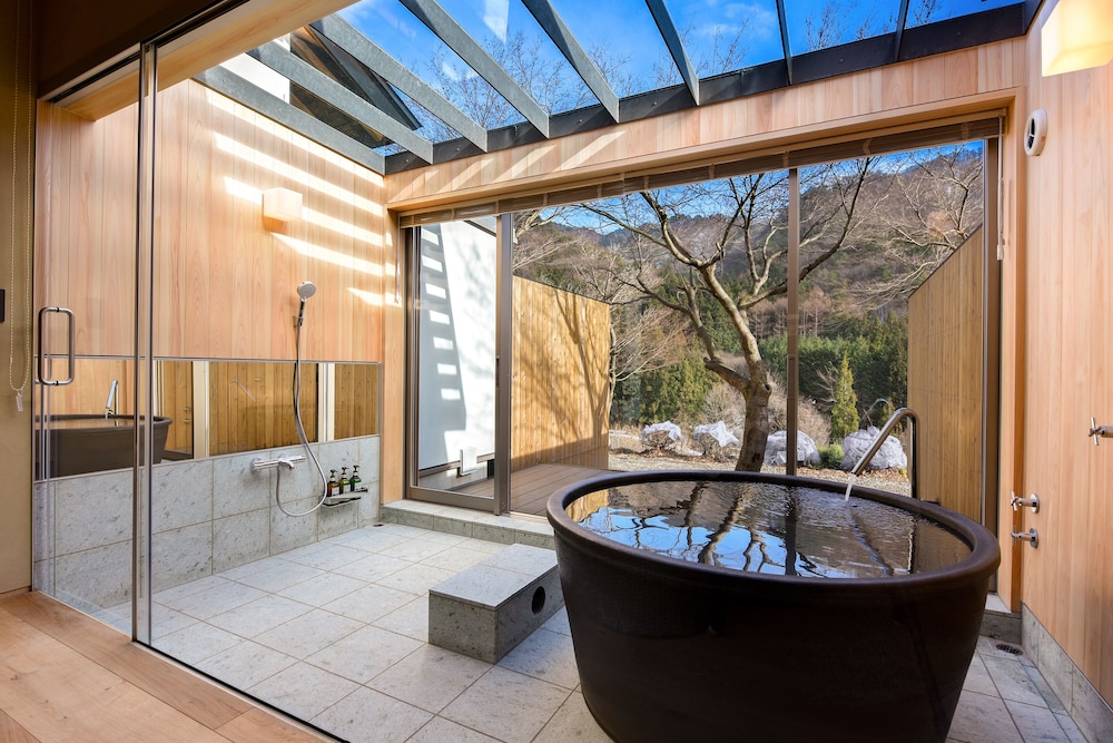 洋室ダブル”そらの湯”半露天風呂付 バスルーム1 | 川場温泉 清流の里 錦綉山荘