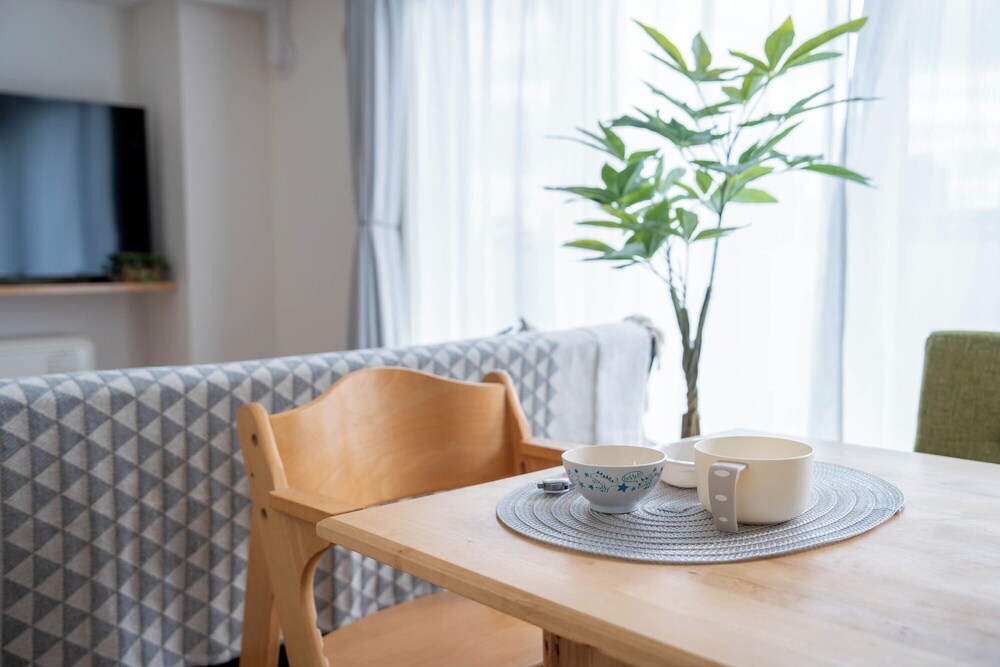 ファミリー スイート 客室内のダイニングエリア1 | Sapporo irios cozy inn
