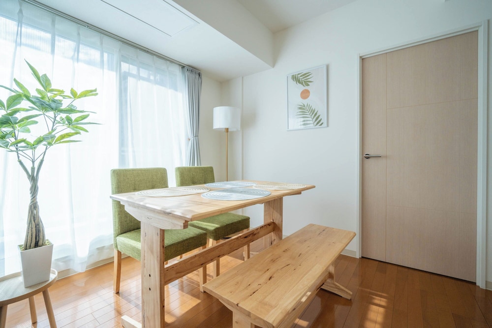 ファミリー スイート 客室内のダイニングエリア2 | Sapporo irios cozy inn
