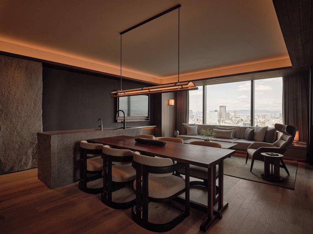 アーバン スイート キングベッド 1 台 大阪城ビュー 客室内のダイニングエリア0 | パティーナ大阪