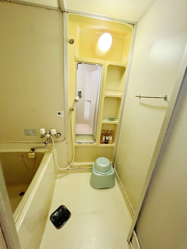 エコノミー 4 人部屋 ベッド (複数台) 禁煙 専用バスルーム バスルーム1 | HOTEL 21