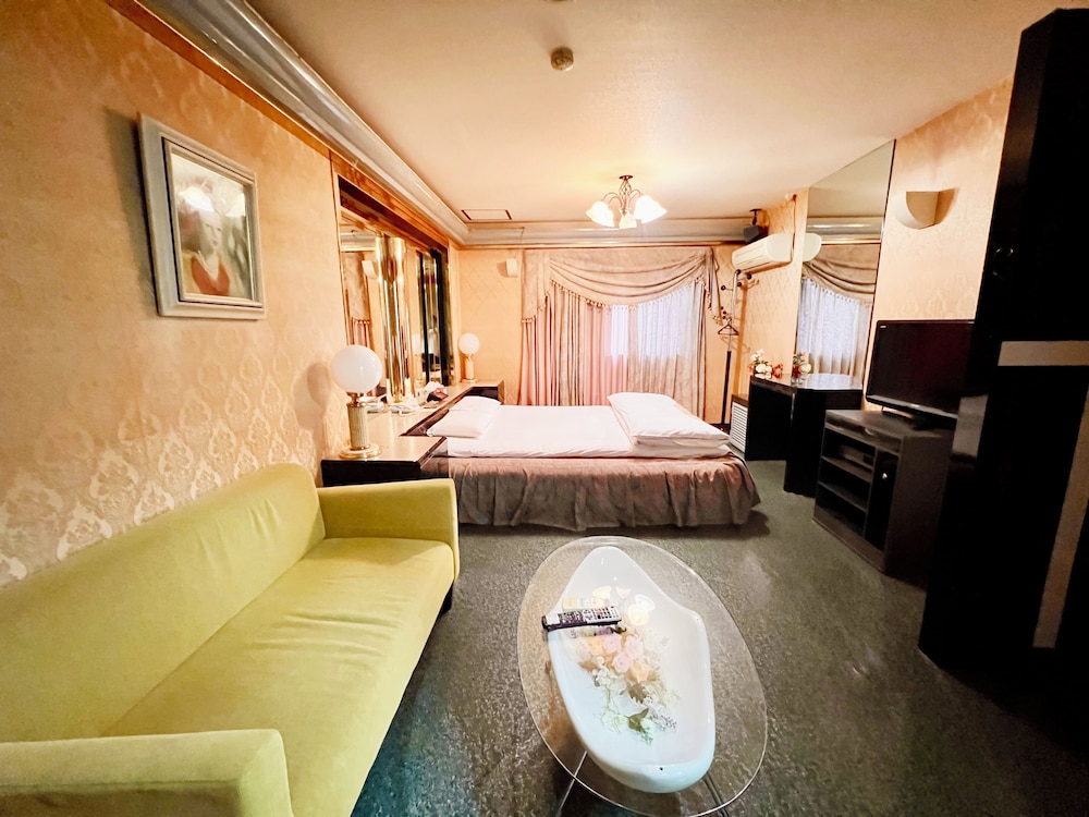 エコノミー ダブルルーム ダブルベッド 1 台 禁煙 専用バスルーム 客室2 | HOTEL 21