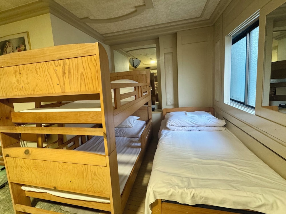 エコノミー 4 人部屋 ベッド (複数台) 禁煙 専用バスルーム 客室9 | HOTEL 21