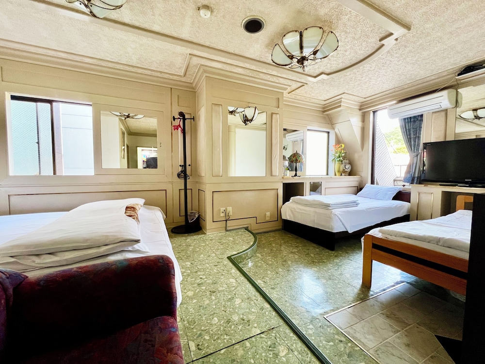 エコノミー 4 人部屋 ベッド (複数台) 禁煙 専用バスルーム | HOTEL 21