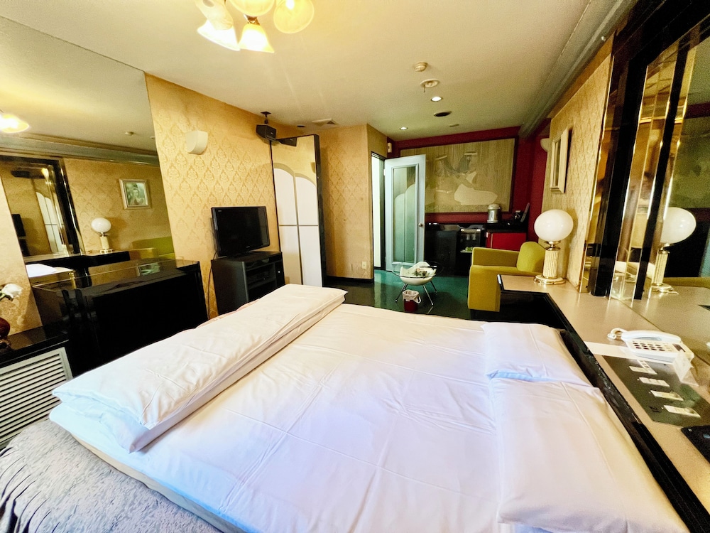 エコノミー ダブルルーム ダブルベッド 1 台 禁煙 専用バスルーム 客室1 | HOTEL 21