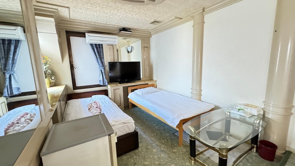 エコノミー 4 人部屋 ベッド (複数台) 禁煙 専用バスルーム 客室1 | HOTEL 21