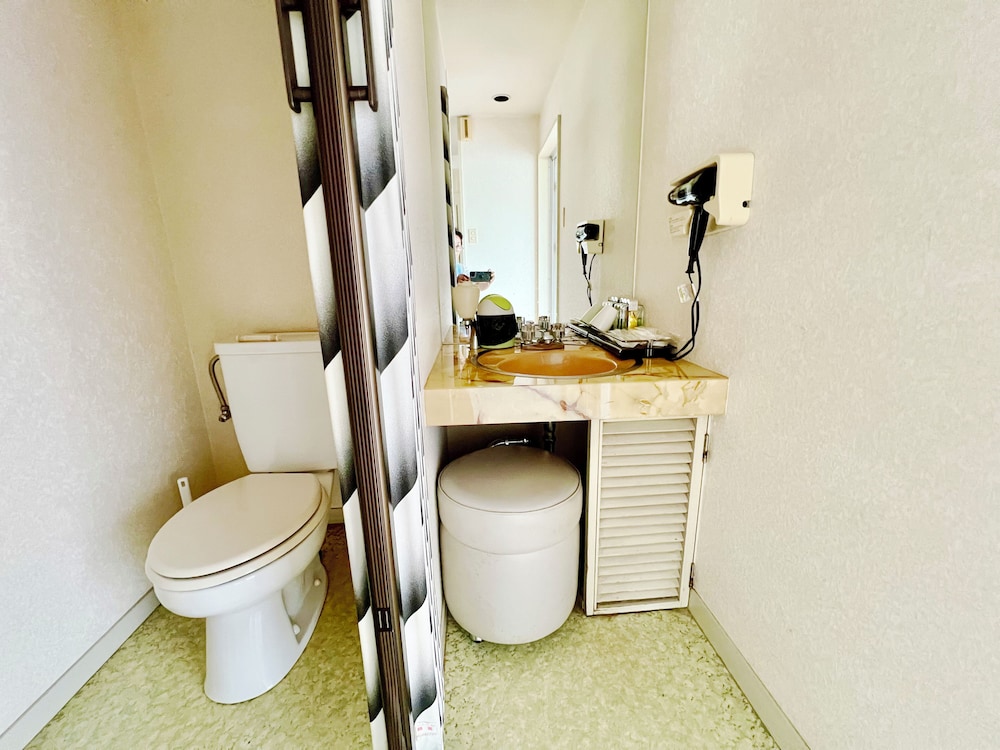 エコノミー ダブルまたはツインルーム 専用バスルーム バスルーム1 | HOTEL 21