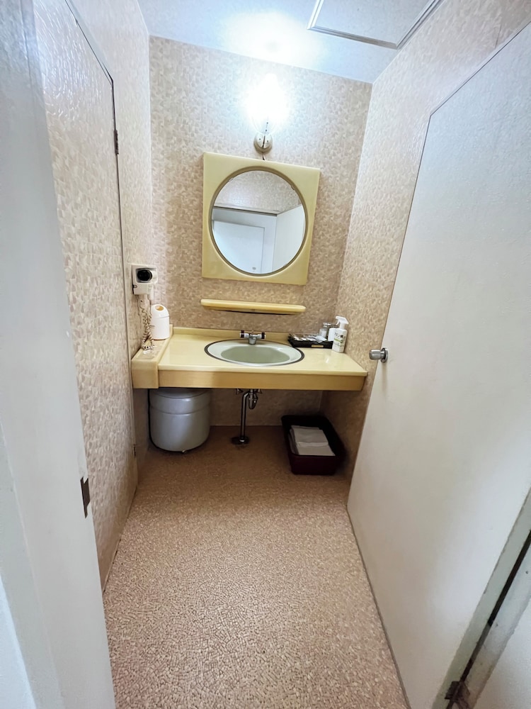 エコノミー 4 人部屋 ベッド (複数台) 禁煙 専用バスルーム バスルーム2 | HOTEL 21