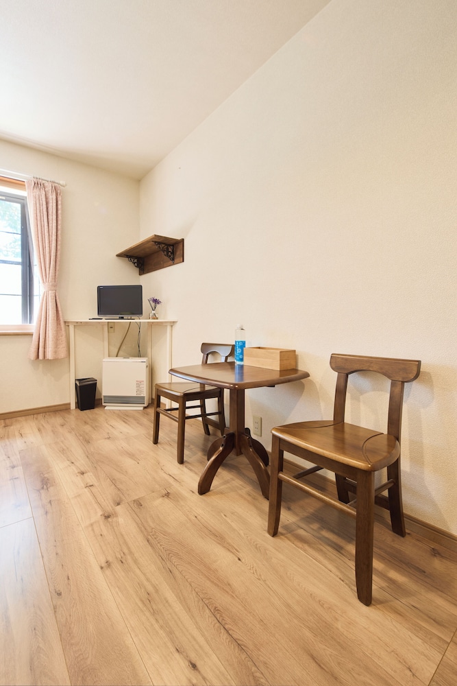 ベーシック ツインルーム シングルベッド 2 台 禁煙 専用バスルーム 客室2 | カナリアンホテル